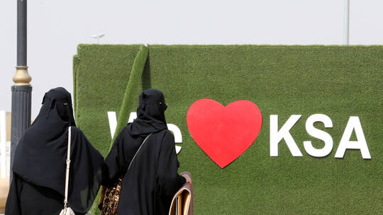 السعودية.. عضو بهيئة كبار العلماء يؤكد أن المرأة تستطيع أن تعمل مأذون زواج