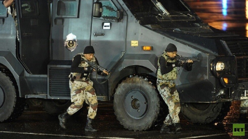 السعودية.. القبض على 3 أشخاص استولوا على مبالغ من الصراف الآلي 