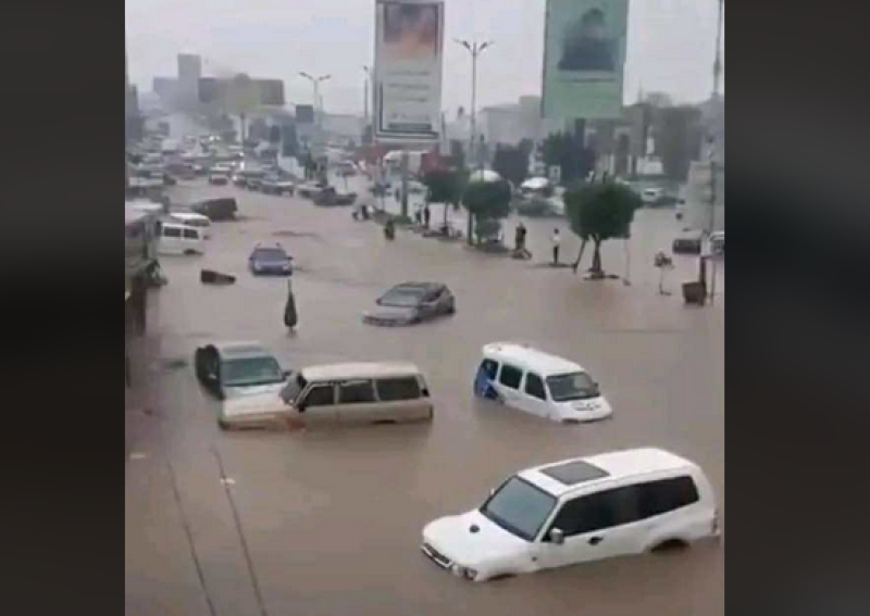 السيول تجرف السيارات والمواطنين في محافظة إب وسط اليمن