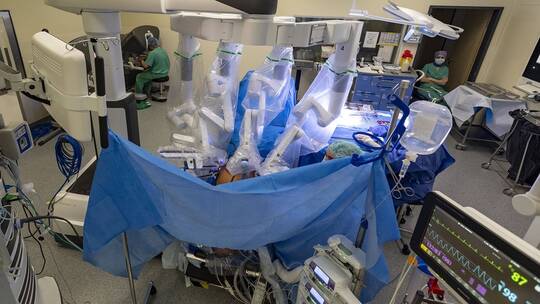 موسكو تعتمد روبوتات الذكاء الاصطناعي لإجراء العمليات الجراحية