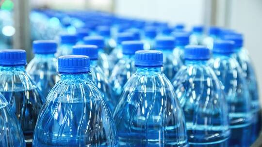 علماء: لتر واحد من الماء يمكن أن يحتوي على 240 ألف جزيء بلاستيكي خطير