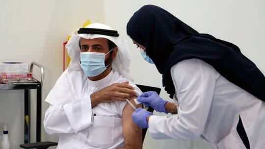 وزير الصحة السعودي يتلقى لقاح كورونا