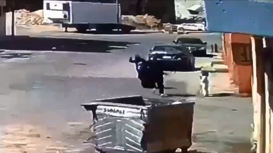غضب في السعودية.. لص يعتدي على سيدة بعنف ويسقطها أرضا أمام طفلتها