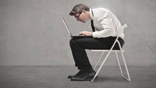 الاستلقاء أم الجلوس؟.. أي الوضعيتين أفضل لصحة الجسم؟