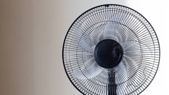 استخدام مروحة كهربائية في الليل يمكن أن يسبب أربع مشاكل صحية