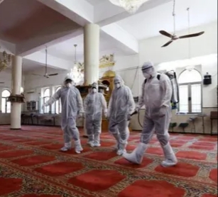 طبيب سعودي لا أستبعد قرار منع الصلاة بالمساجد في رمضان