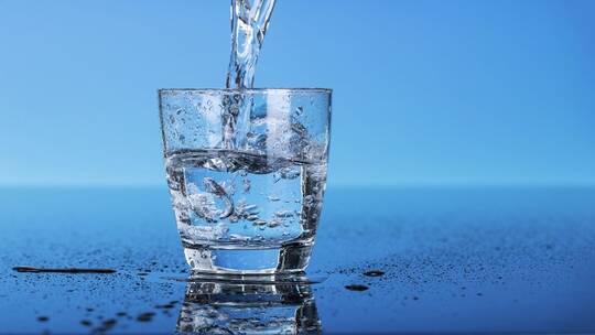 أخصائية روسية تفند أساطير عن فوائد ومضار ماء الشرب