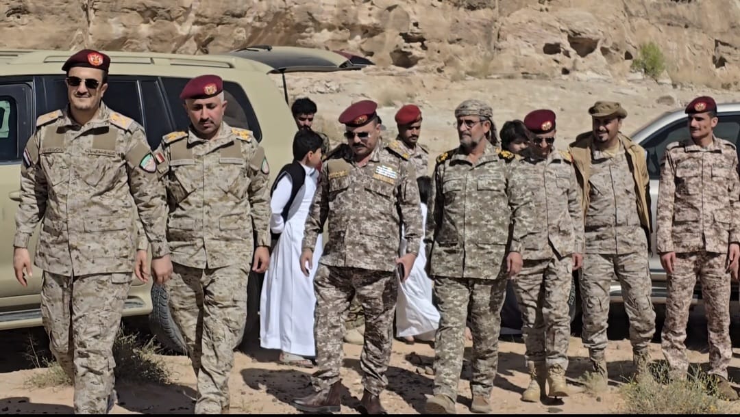 اللواء مجلي يتفقد أبطال الجيش في محور علب